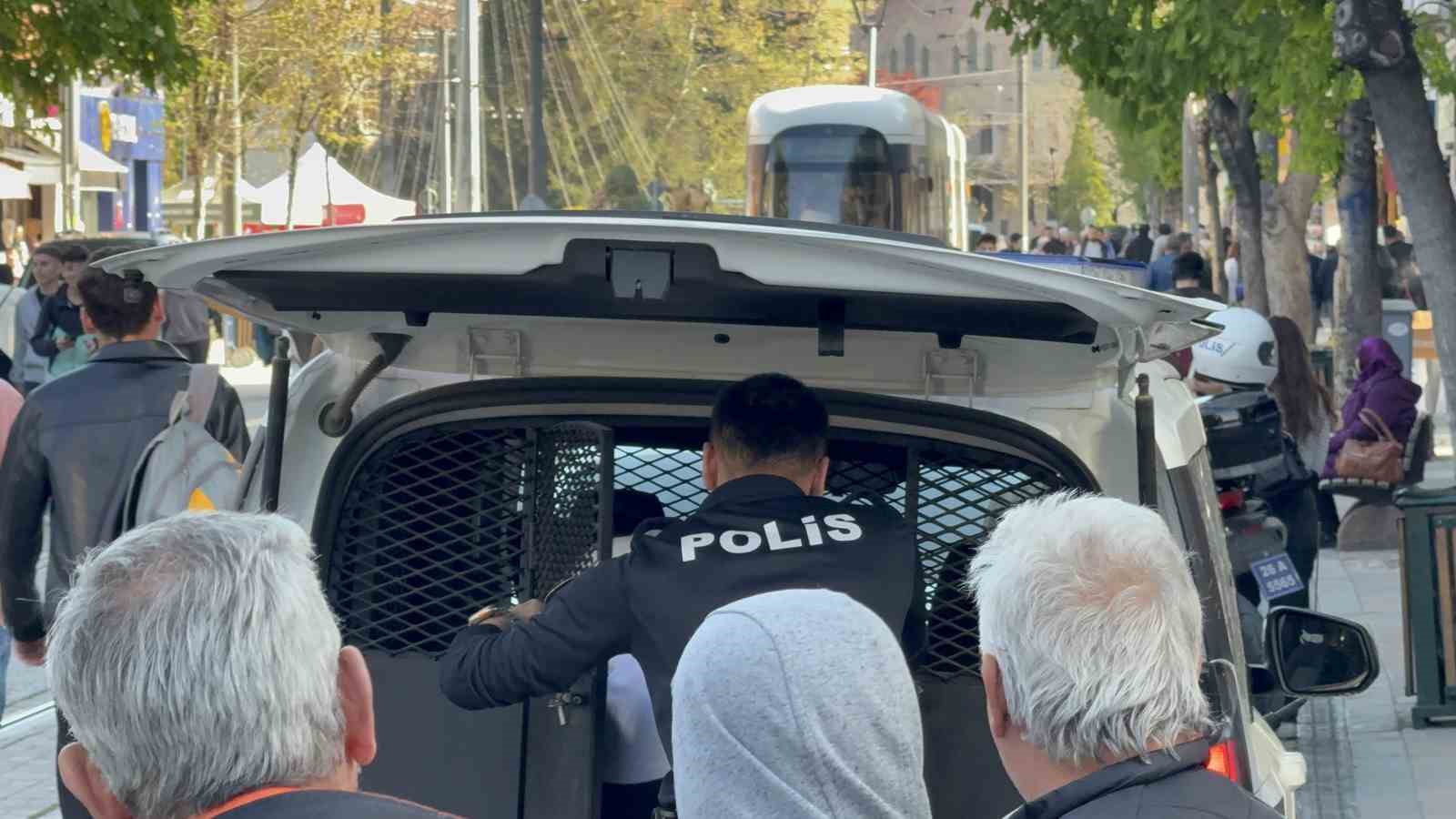 Yaşlı adama yumruk atan &ccedil;ocuk tutuklandı
