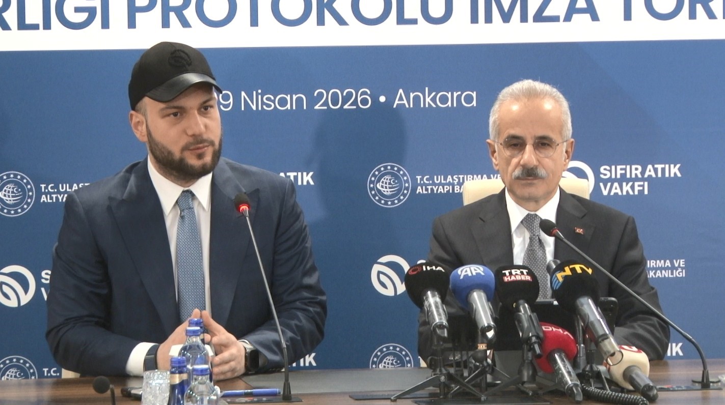 Bakan Uraloğlu: "Ekolojik k&ouml;pr&uuml;ler, bisiklet yolları, g&uuml;neş enerji santralleri ve asfalt geri d&ouml;n&uuml;ş&uuml;m tesisleriyle karbon ayak izimizi azaltıyoruz"
