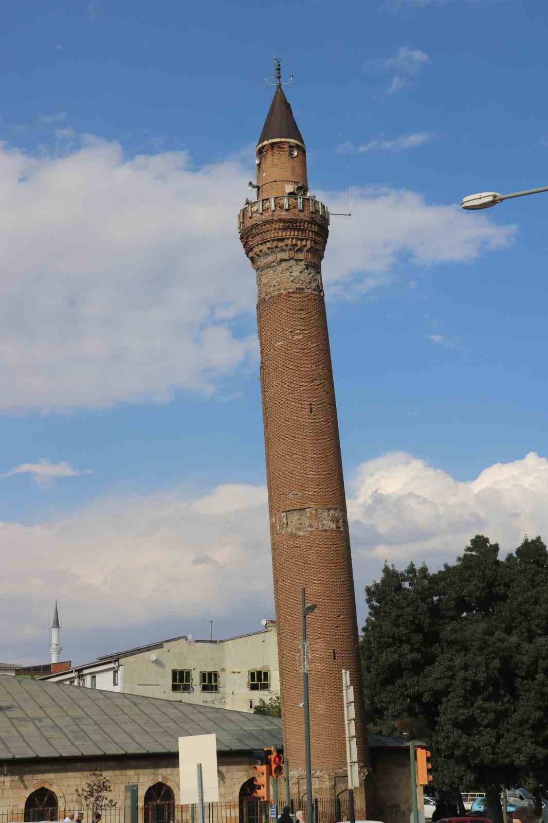 Sivas&rsquo;ın 8 asırlık eğri minaresi restorasyona alındı
