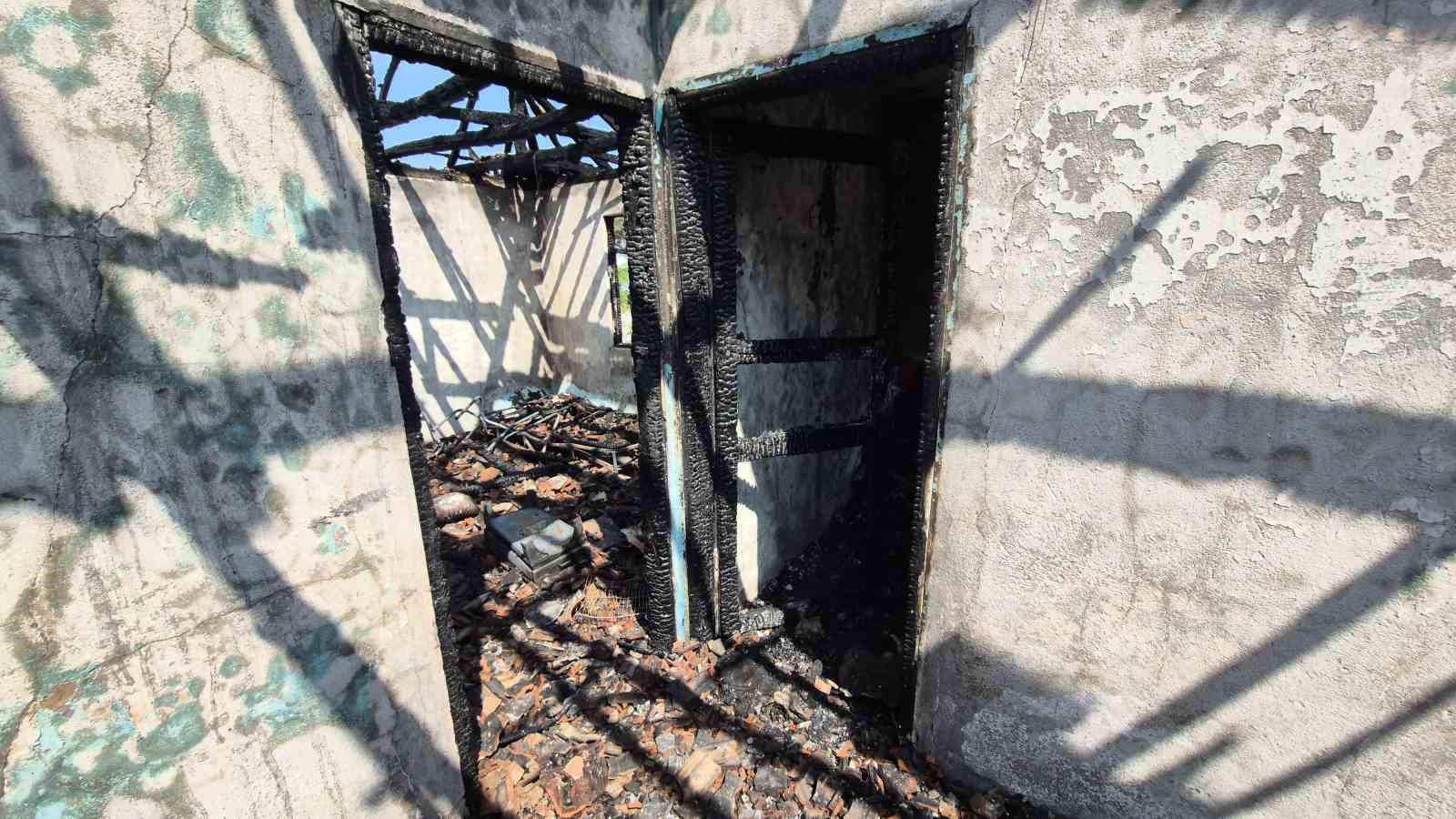 D&uuml;zce&rsquo;de iki katlı ev alev topuna d&ouml;nd&uuml;
