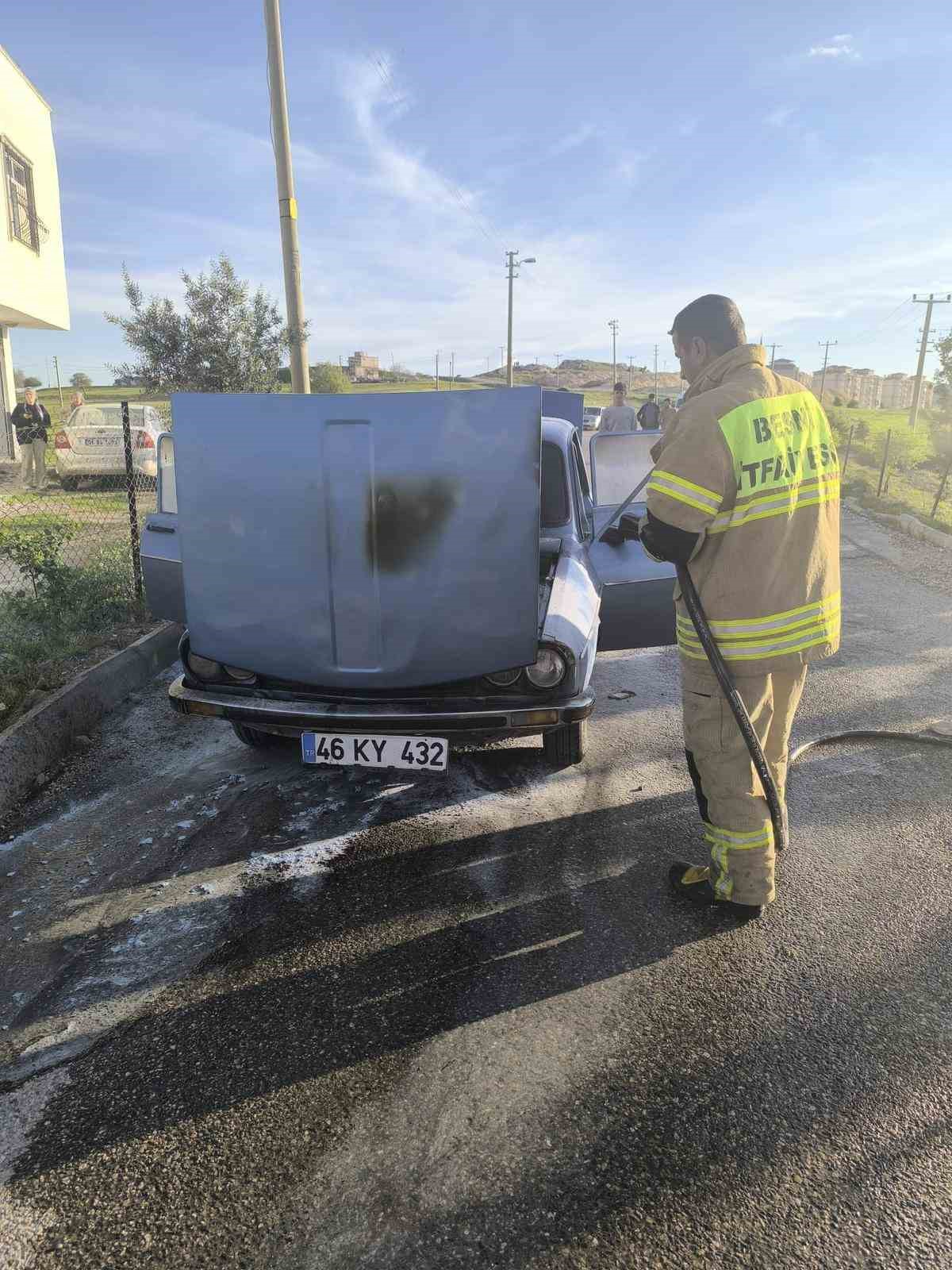 Besni’de otomobil alev aldı