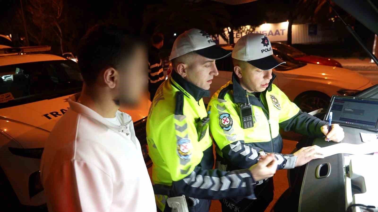 Kadık&ouml;y&rsquo;de makas atan s&uuml;r&uuml;c&uuml;: "90 bin lirasında değilim ama arabamı bağlama"
