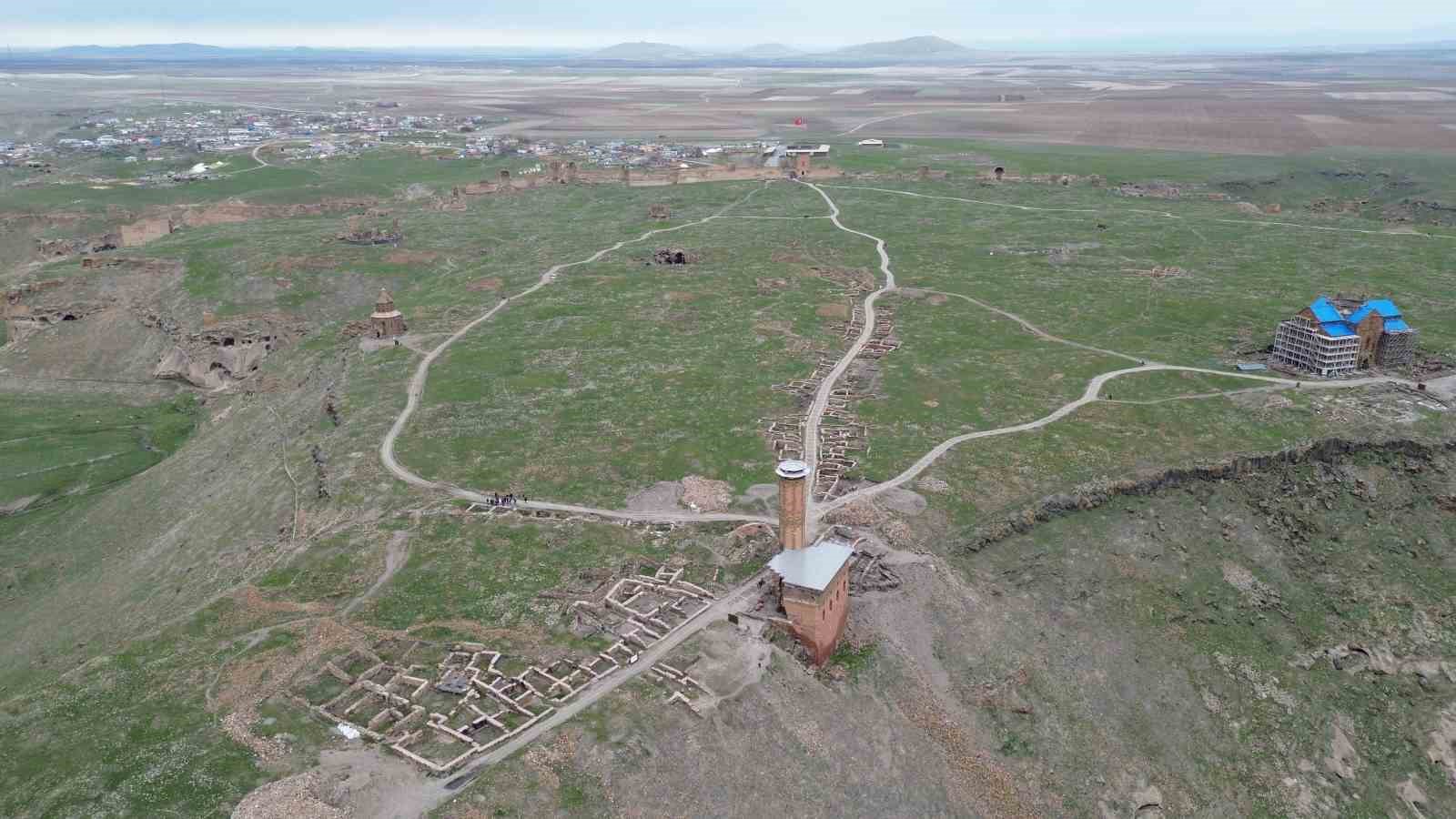 Kars&rsquo;ta kırk kapılı şehir Ani&rsquo;ye yoğun ilgi: 4 ayda 50 bin ziyaret&ccedil;i
