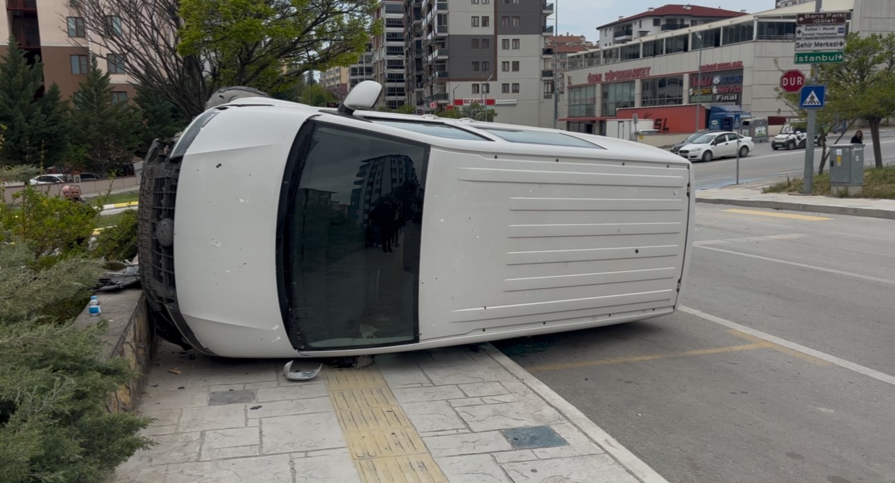 Edirne&rsquo;de kontrolden &ccedil;ıkan hafif ticari ara&ccedil; yan yattı: S&uuml;r&uuml;c&uuml; yaralandı
