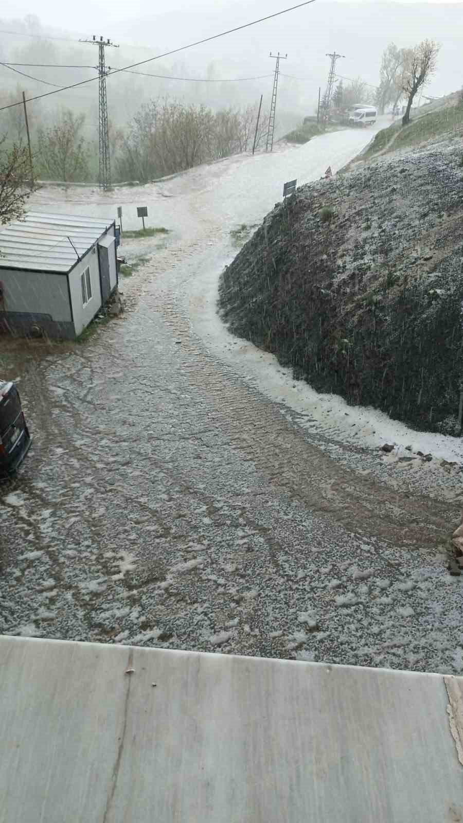 Arıcak&rsquo;ta sağanak ve dolu etkili oldu
