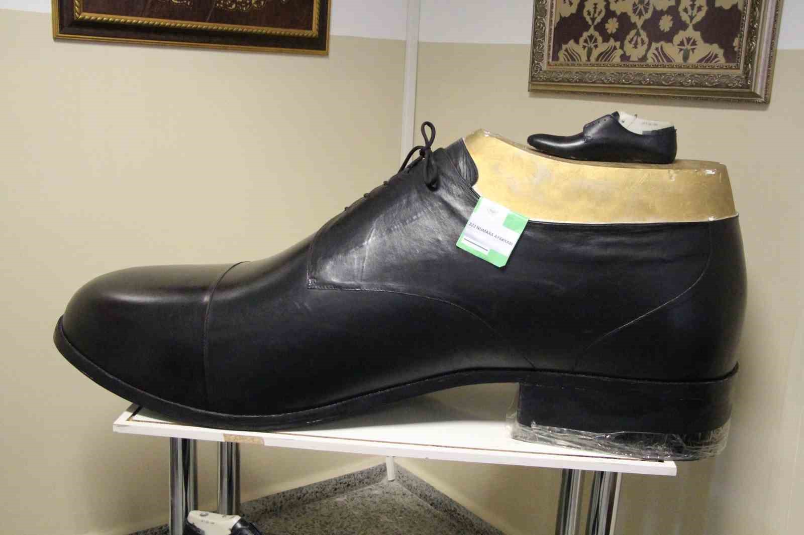 Bolu&rsquo;da T&uuml;rkiye&rsquo;nin en b&uuml;y&uuml;k giyilebilir ayakkabısı &uuml;retildi: Tam 222 numara
