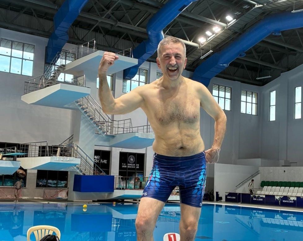 Tavşanlı&rsquo;da a&ccedil;ılan y&uuml;zme havuzu 3 &ccedil;ocuk babasını şampiyon yaptı
