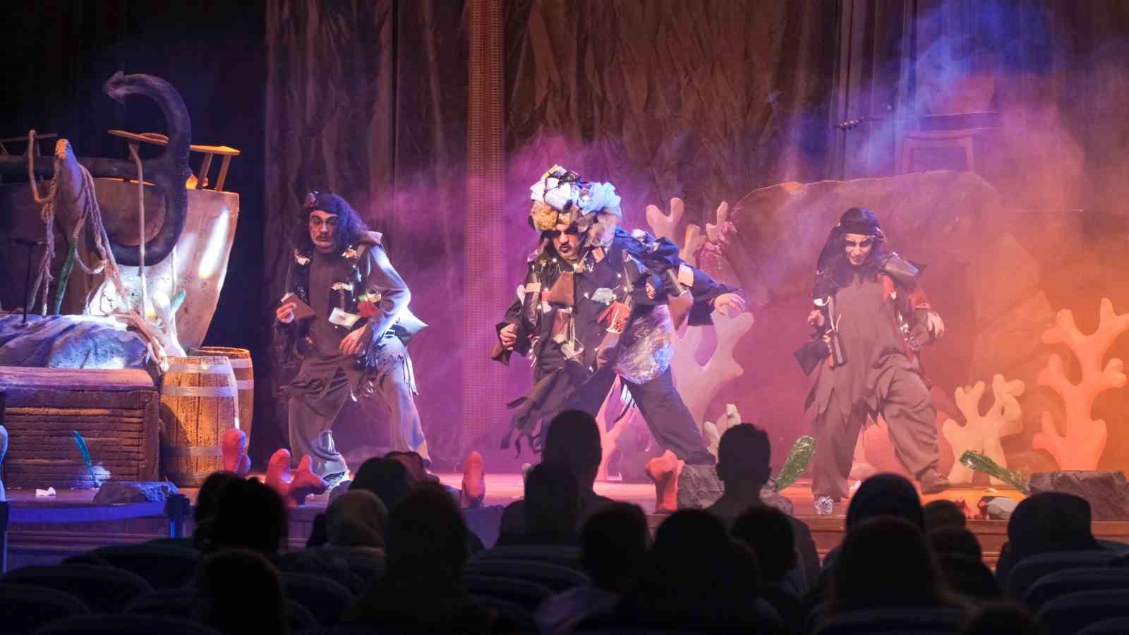 İzmit K&ouml;rfezi&rsquo;nin temizlik ser&uuml;veni tiyatro sahnesinde
