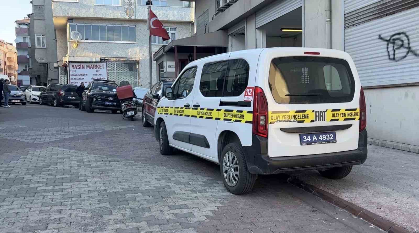 Kağıthane&rsquo;de polis kendine saldıran gen&ccedil;ler ka&ccedil;ınca havaya uyarı ateşi a&ccedil;tı
