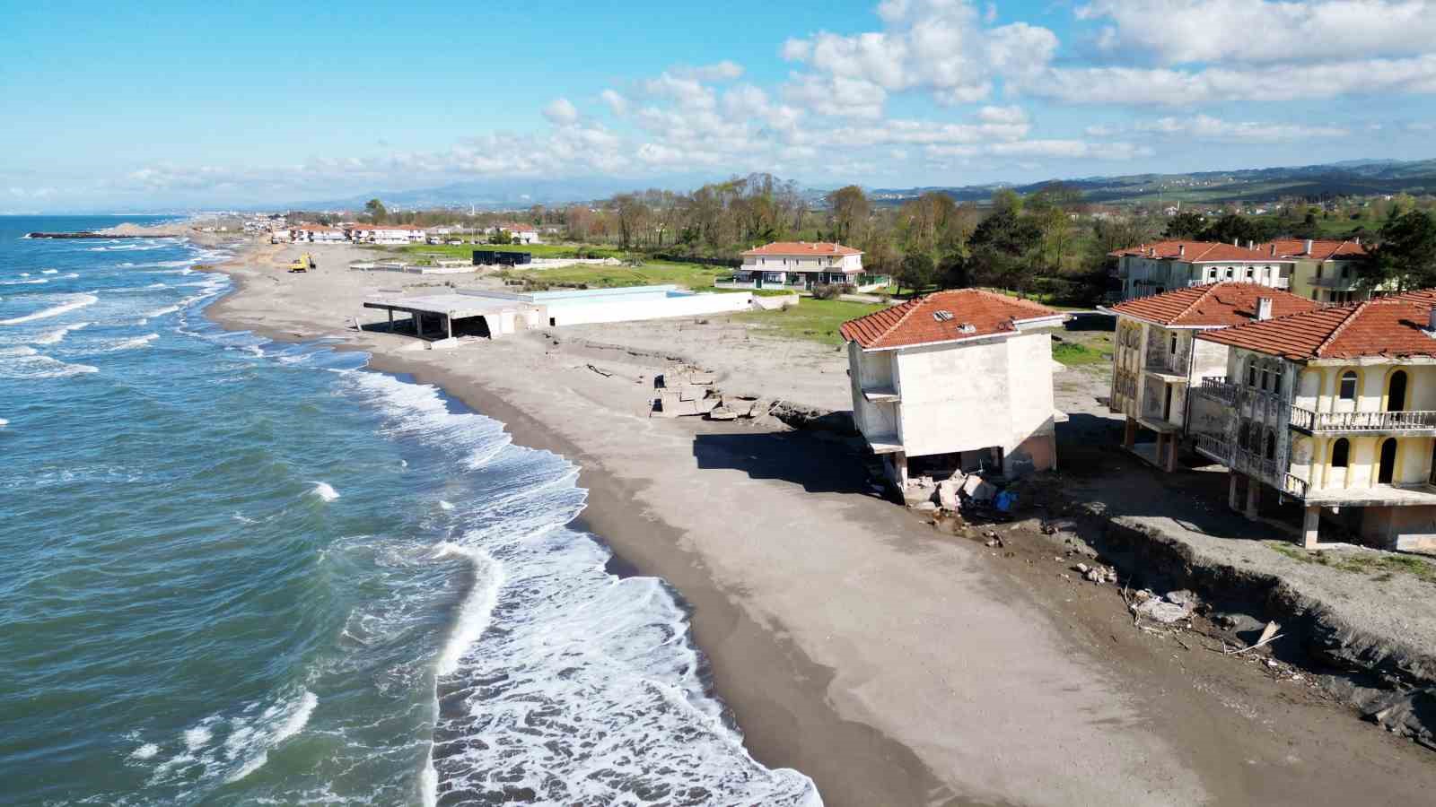Kıyı erozyonunun tahrip ettiği Karasu sahilinde &ouml;nlemler alınıyor
