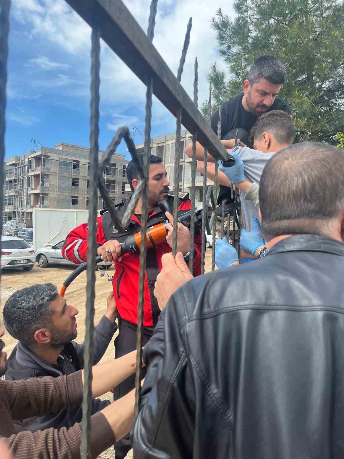 Diyarbakır&rsquo;da demir korkuluk, k&uuml;&ccedil;&uuml;k &ccedil;ocuğun koluna saplandı
