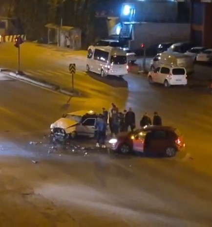 Otomobiller kafa kafaya &ccedil;arpıştı; 2 yaralı
