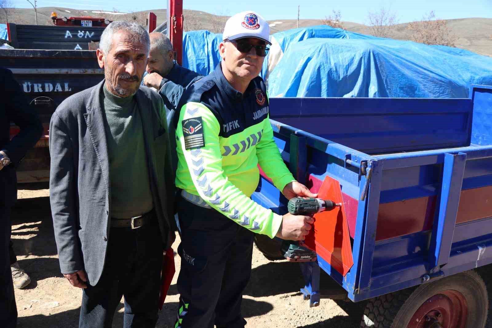 Tarla bahçe sezonu başlarken jandarmadan traktör kazalarına reflektörlü önlem