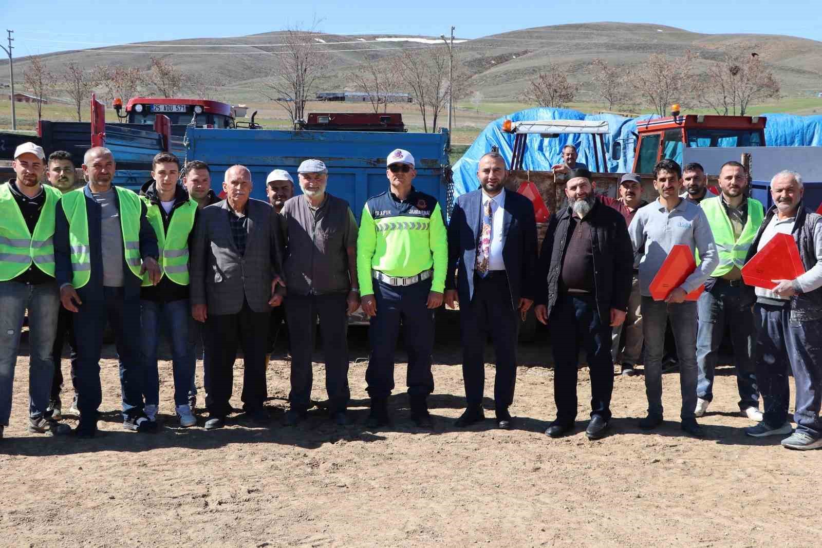 Tarla bah&ccedil;e sezonu başlarken jandarmadan trakt&ouml;r kazalarına reflekt&ouml;rl&uuml; &ouml;nlem
