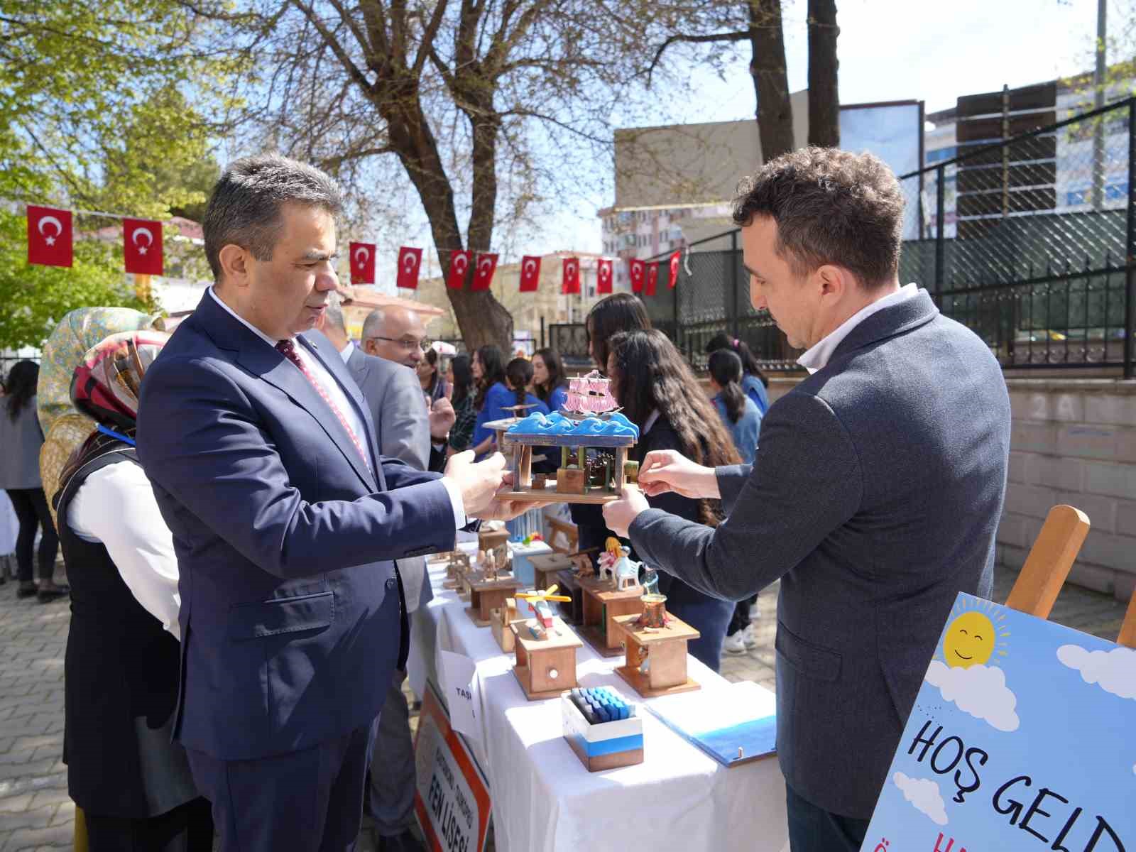 Geleceğin m&uuml;hendislerinin projeleri g&ouml;r&uuml;c&uuml;ye &ccedil;ıktı

