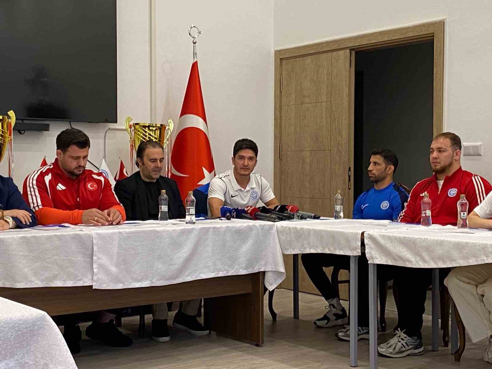 Rıza Kayaalp: "Aktif g&uuml;reş yapmayan Taha Akg&uuml;l rekoru kırmaya daha yakın"
