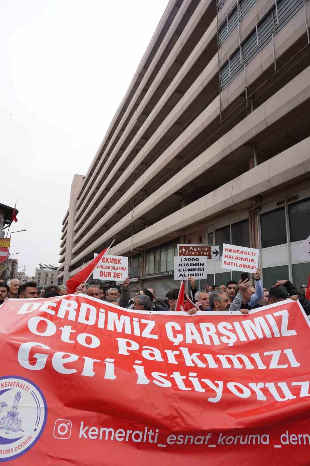 Kemeraltı esnafı, otopark sorununa &ccedil;&ouml;z&uuml;m i&ccedil;in kepenk kapatıp y&uuml;r&uuml;y&uuml;ş d&uuml;zenledi
