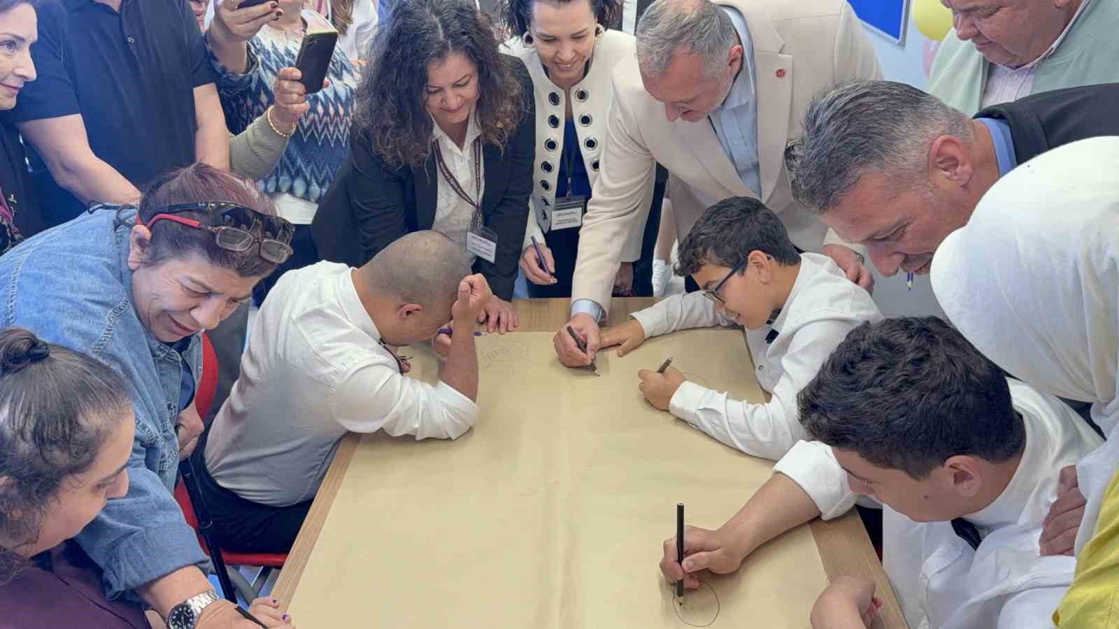 Bodrum&rsquo;da &ouml;zel &ouml;ğrencilerden alkışlanan performans: "Hem vals yaptılar hem at&ouml;lye a&ccedil;tılar"
