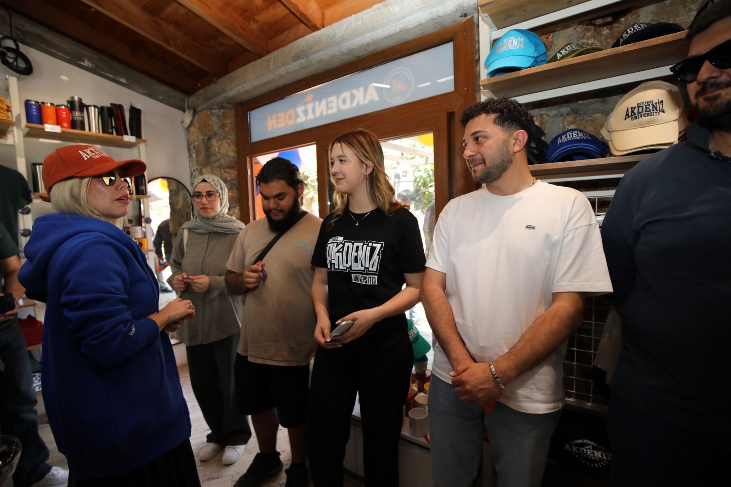 Akdeniz &Uuml;niversitesi logolu &uuml;r&uuml;nler mağazası a&ccedil;ıldı
