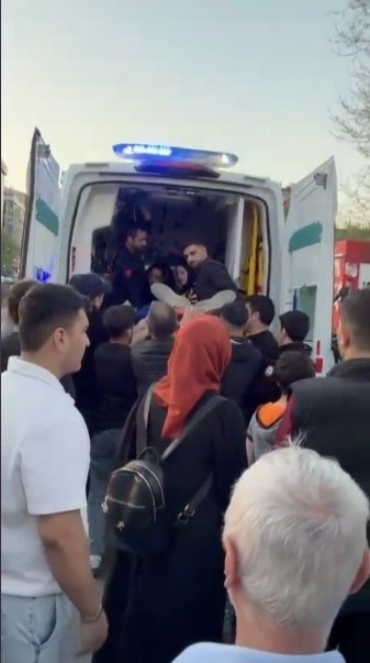 Sultangazi&rsquo;de motosiklet yayaya &ccedil;arptı: Kaza anı kamerada
