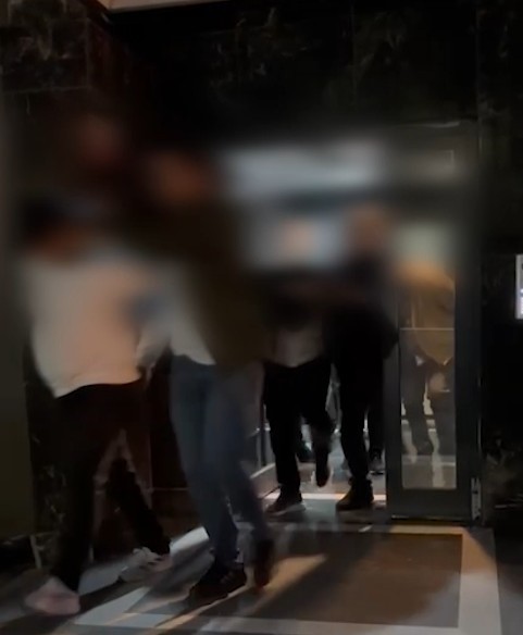 İkiz plakalarla il&ccedil;eleri gezip evlerden hırsızlık yaptılar, 11&rsquo;incisinde yakayı ele verdiler
