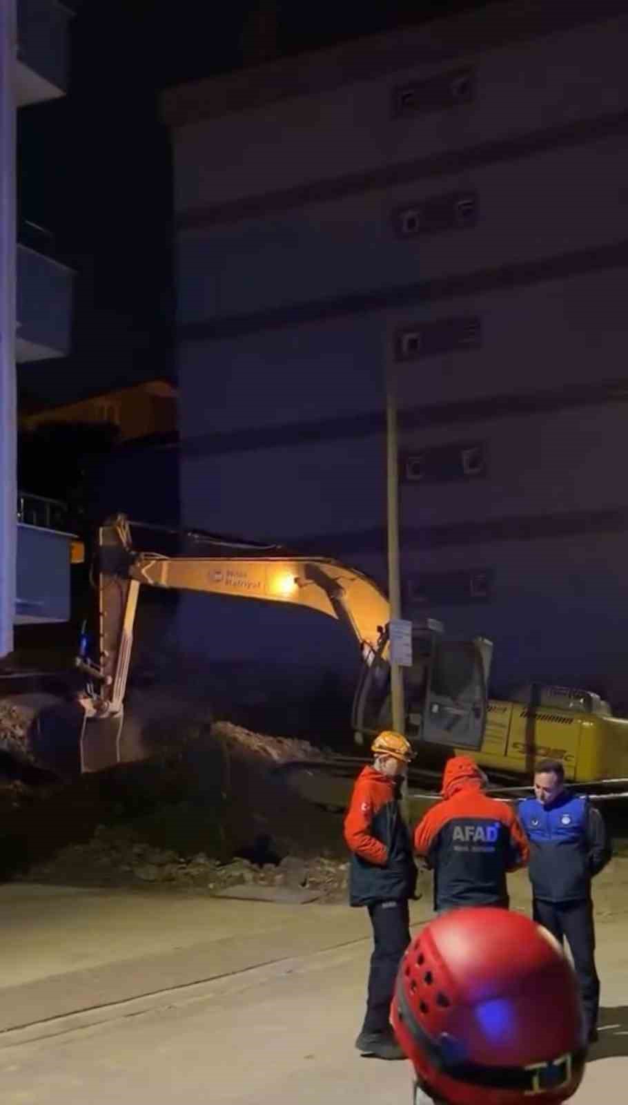 Temel kazısında toprak kaydı, &ccedil;atırdama sesleri gelen 5 katlı bina boşaltıldı

