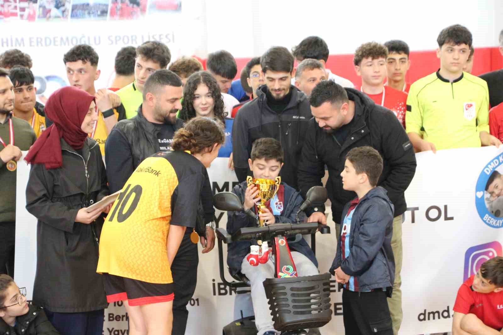 DMD hastası Berkay ve Eren kardeşlere futsal turnuvası ile umut oldular
