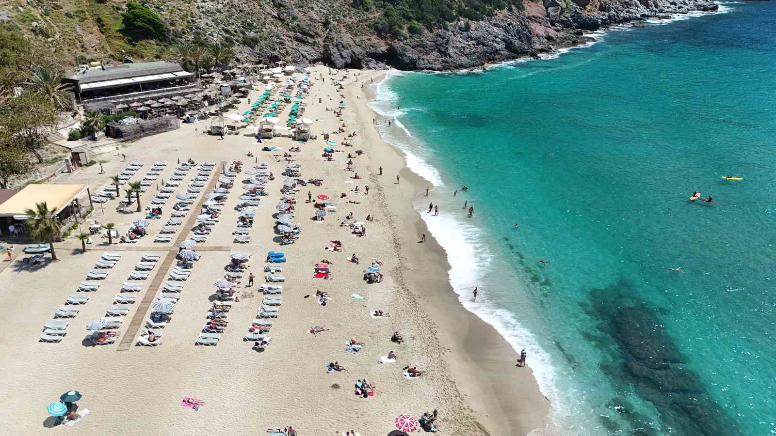 Alanya&rsquo;da yaz erken geldi, yerli ve yabancı turistler sahile koştu
