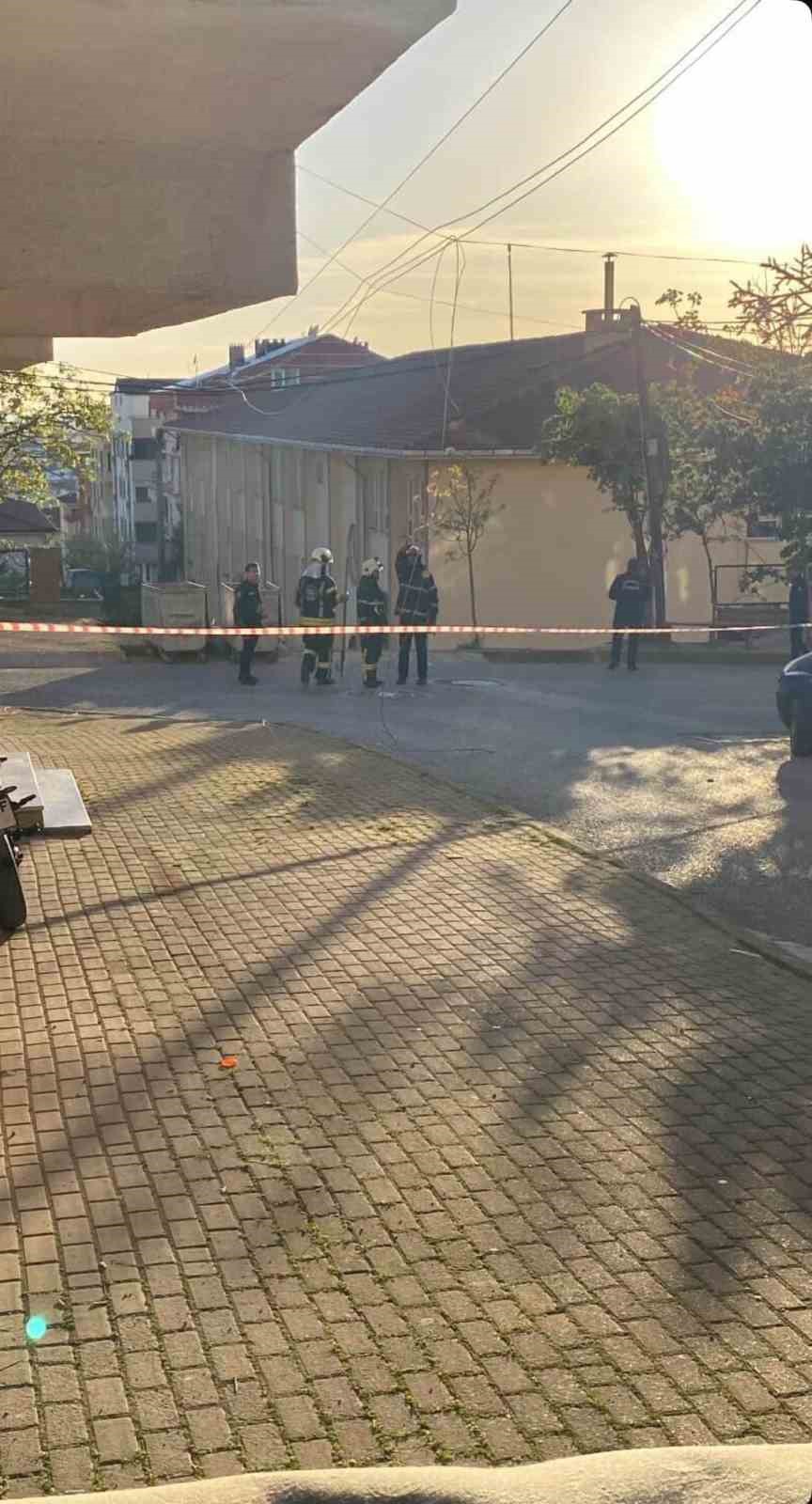 &Ccedil;&ouml;ken duvarla birlikte otomobil okul bah&ccedil;esine d&uuml;şt&uuml;
