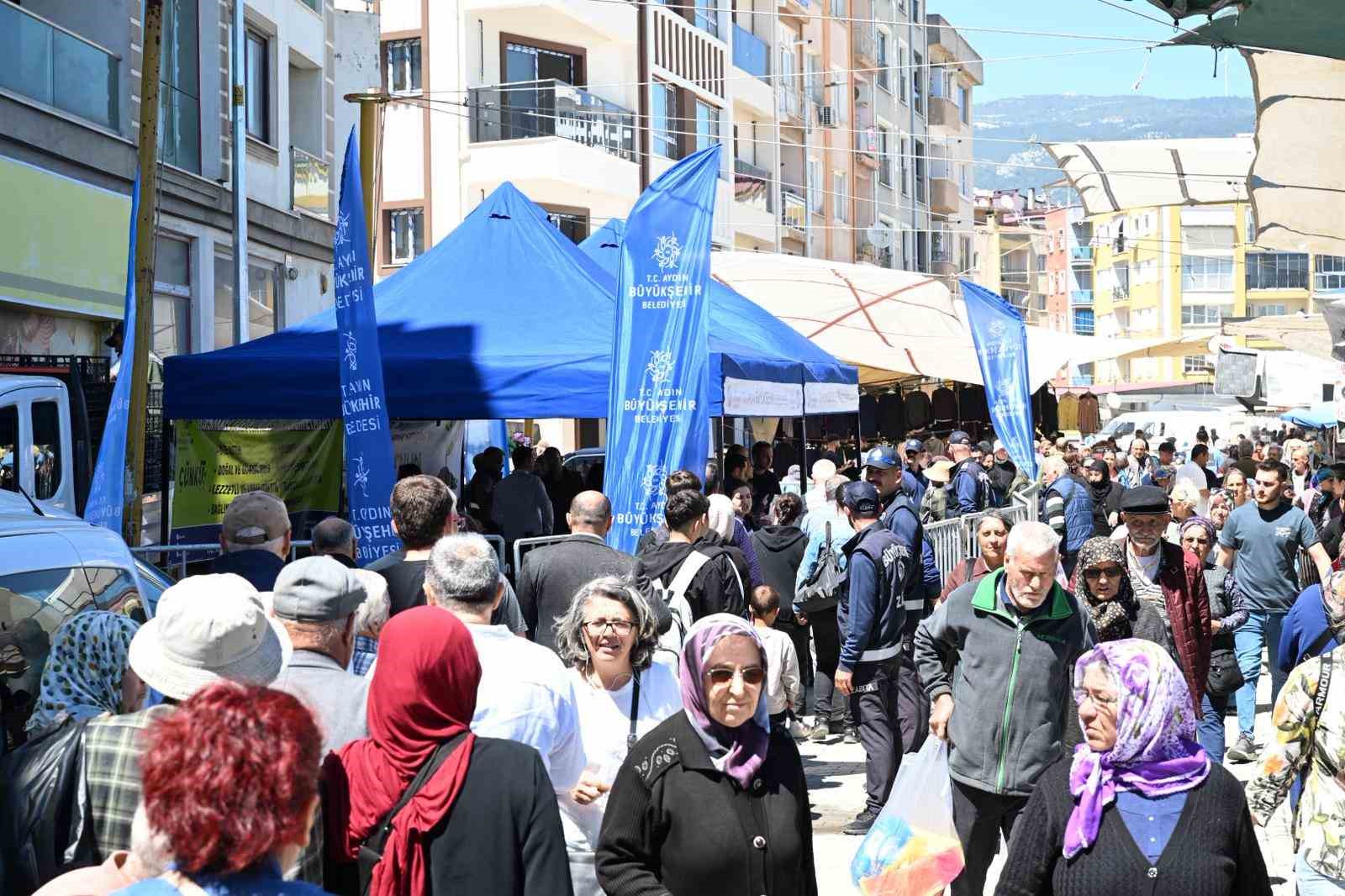 Aydın B&uuml;y&uuml;kşehir Belediyesi S&ouml;ke&rsquo;de binlerce fideyi vatandaşlarla buluşturdu
