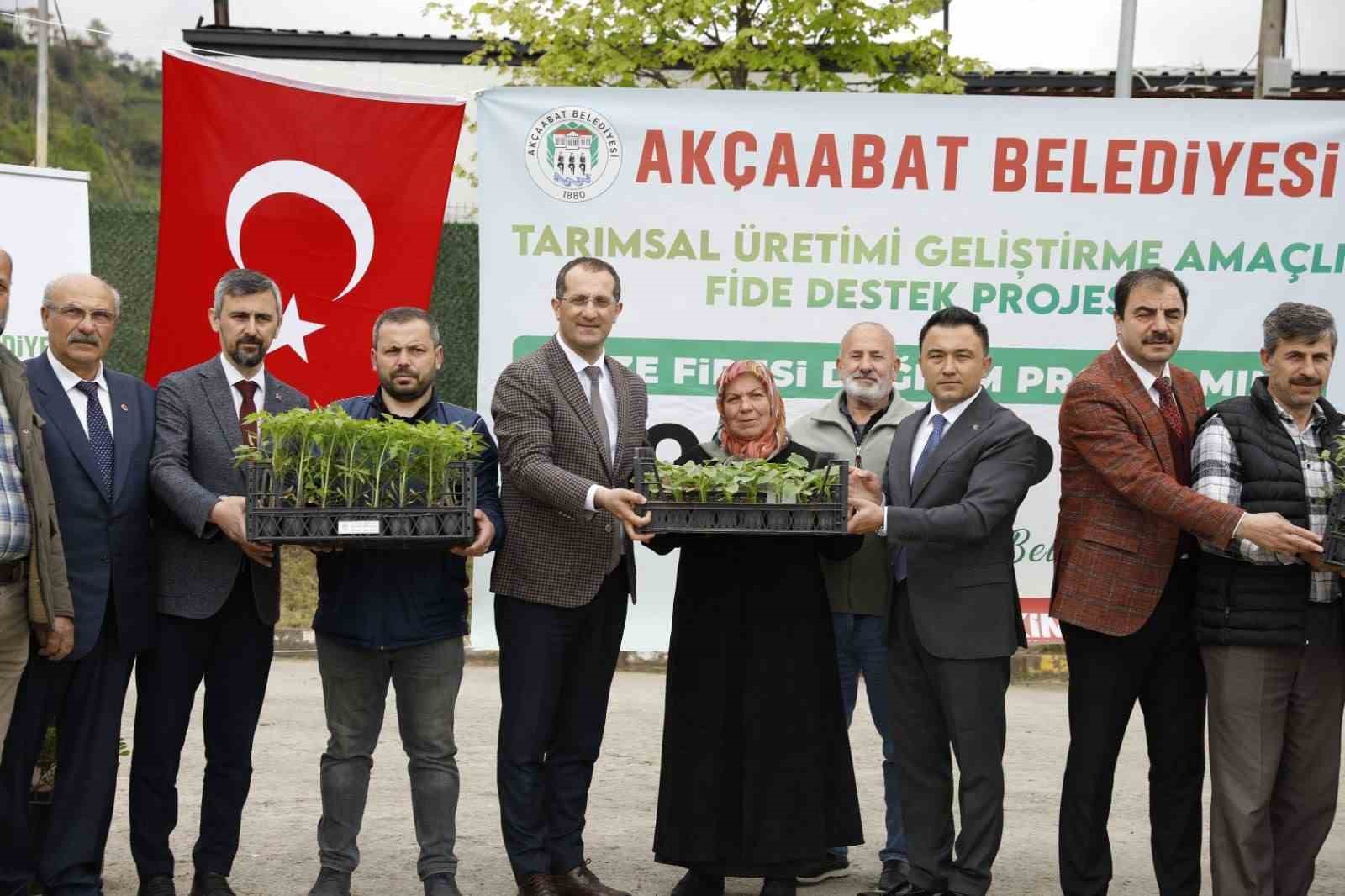 Akçaabat’ta üreticilere 25 bin sebze fidesi dağıtıldı