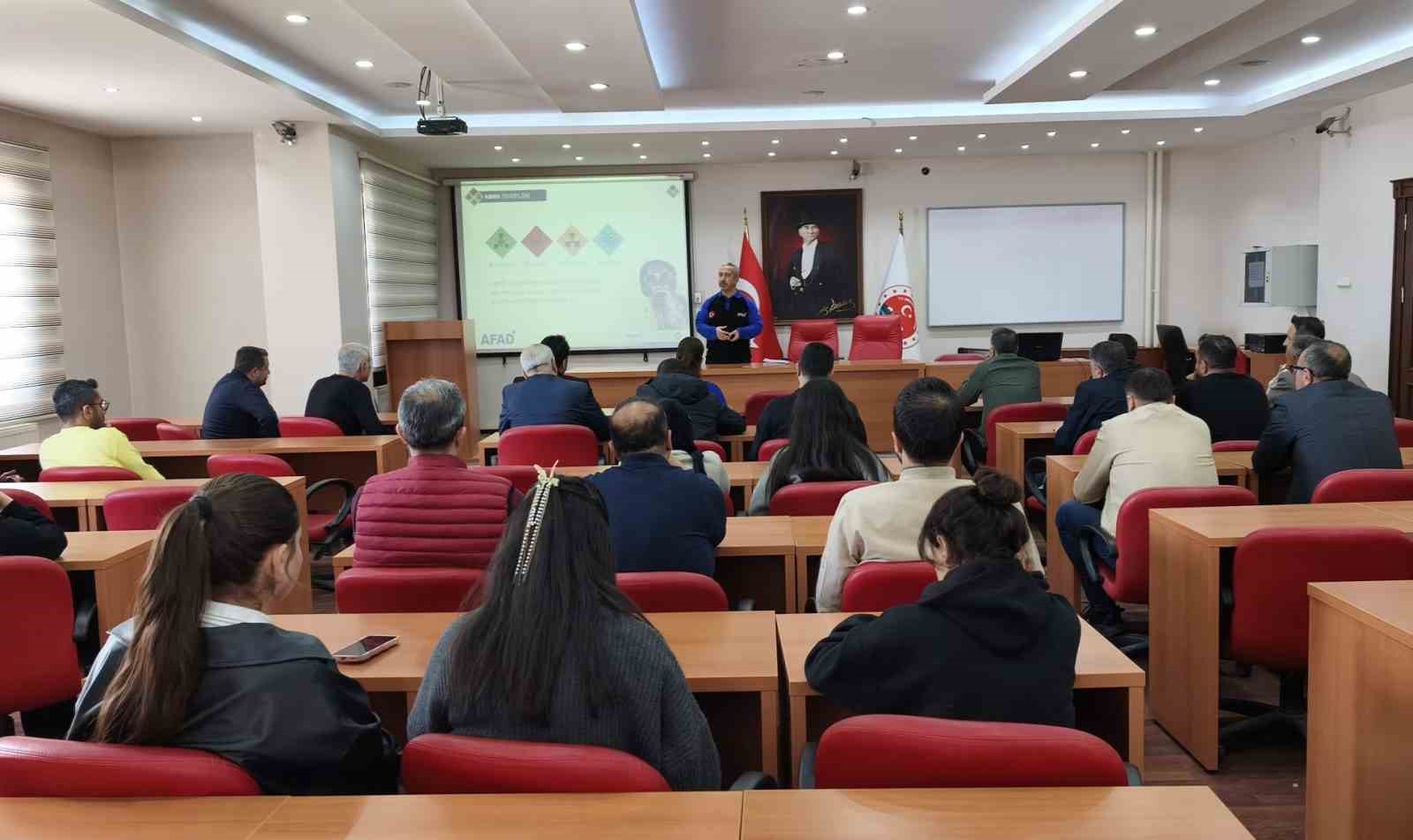 Şırnak&rsquo;ta AFAD, kamu personeline KBRN ve afet farkındalık semineri
