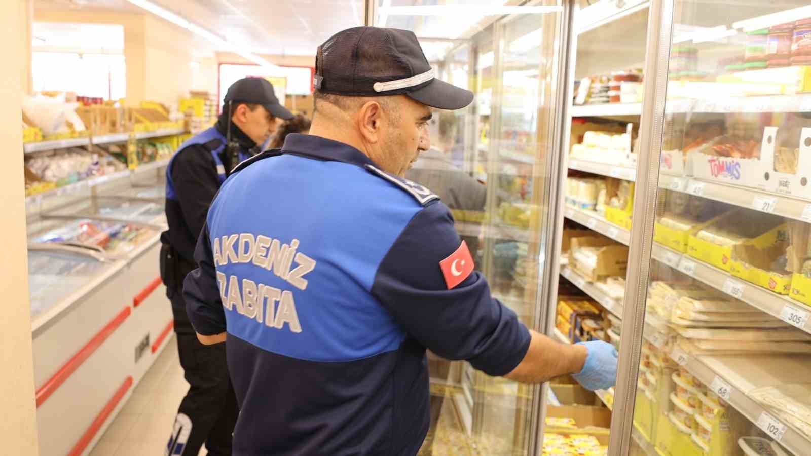 Akdeniz&rsquo;de zabıta denetimleri s&uuml;r&uuml;yor
