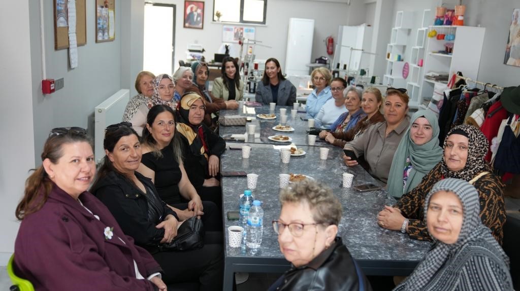 Kadınlar bilin&ccedil;lenerek g&uuml;&ccedil;lendi
