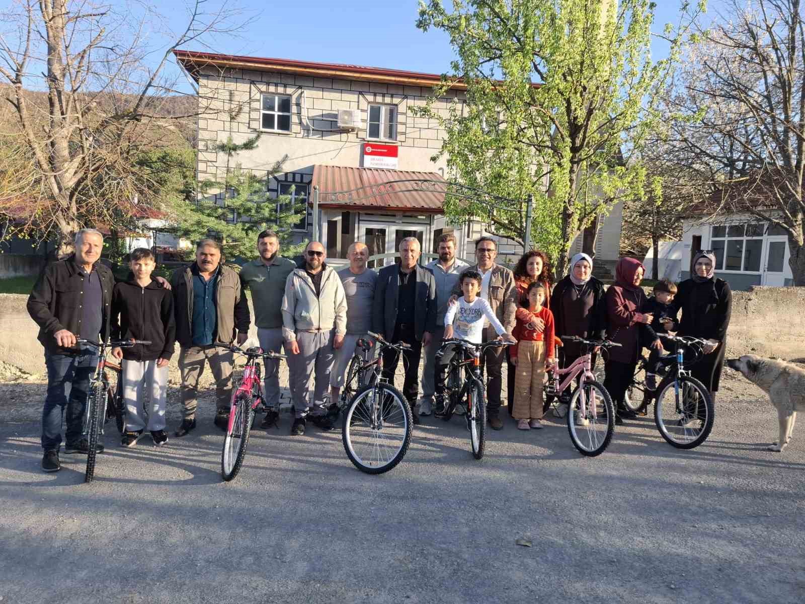 Ovacıklı &ouml;ğrencilerin y&uuml;z&uuml; bisiklet desteğiyle g&uuml;ld&uuml;
