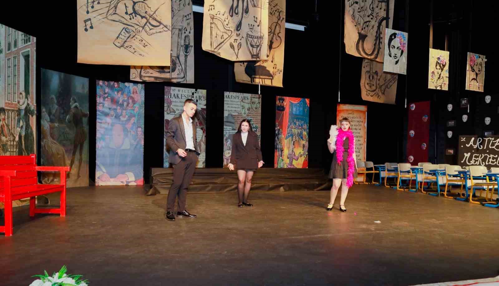 GKV&rsquo;liler "Artiz Mektebi" adlı oyunu sahneledi
