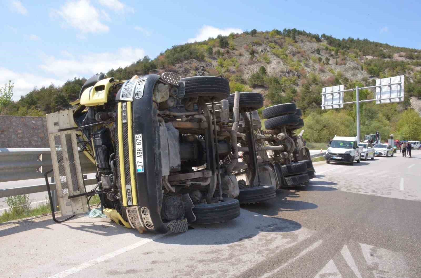 Amasya&rsquo;da devrilen tırın s&uuml;r&uuml;c&uuml;s&uuml; hayatını kaybetti
