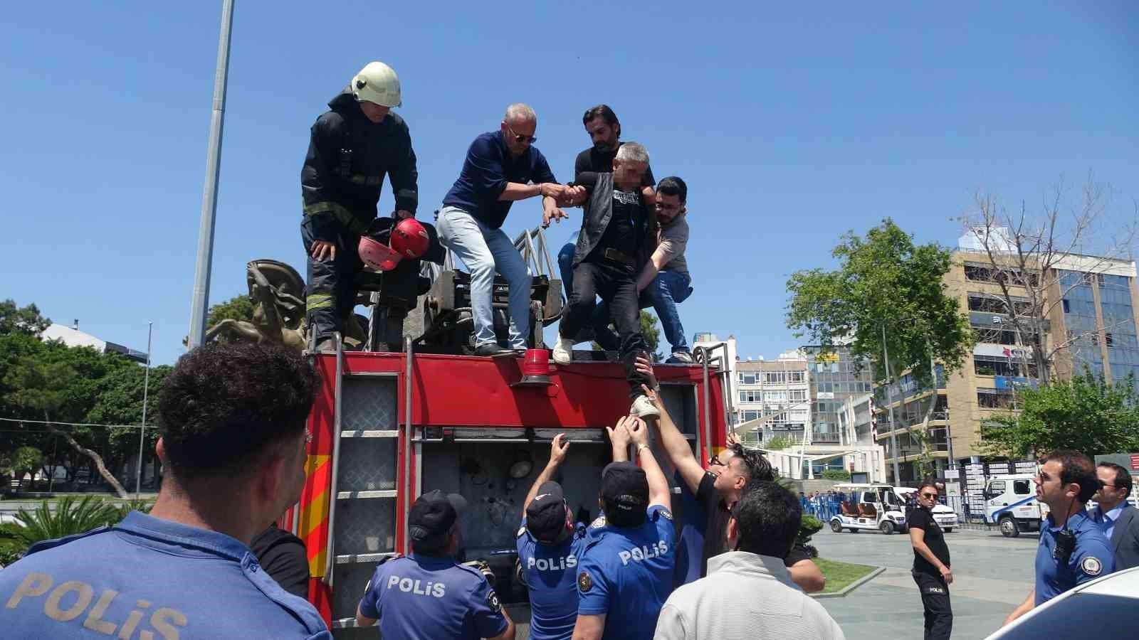 Anıtın tepesinde kulaklık takıp dans etti yanına kimseyi yaklaştırmadı
