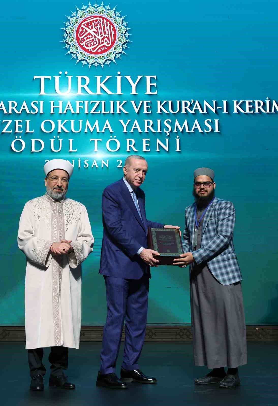 Cumhurbaşkanı Erdoğan: "M&uuml;sl&uuml;manlar olarak zorlu ve sancılı bir d&ouml;nemden ge&ccedil;iyoruz"
