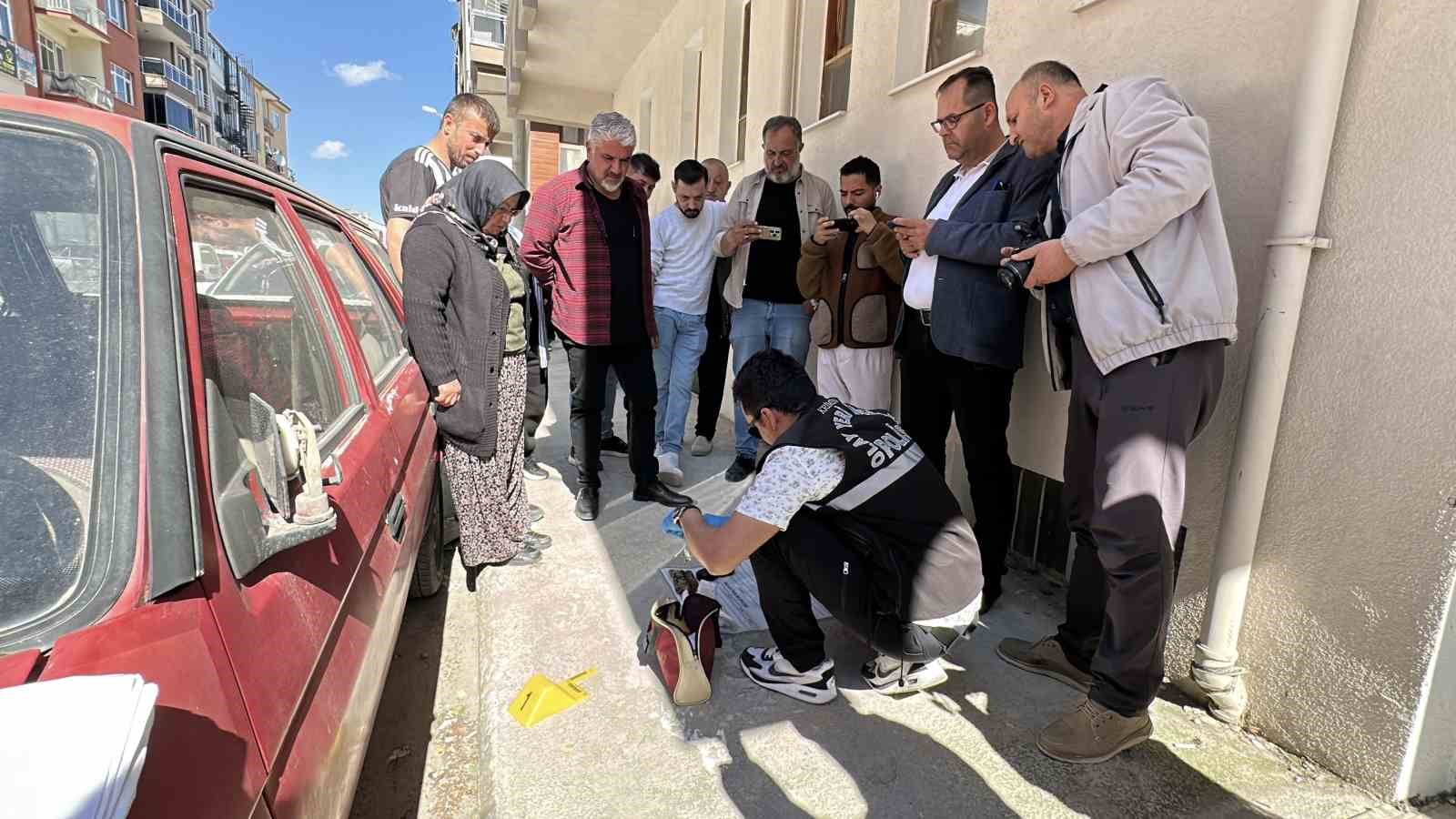 Kadının kapıda unuttuğu &ccedil;antadaki altın ve paraları &ccedil;aldılar
