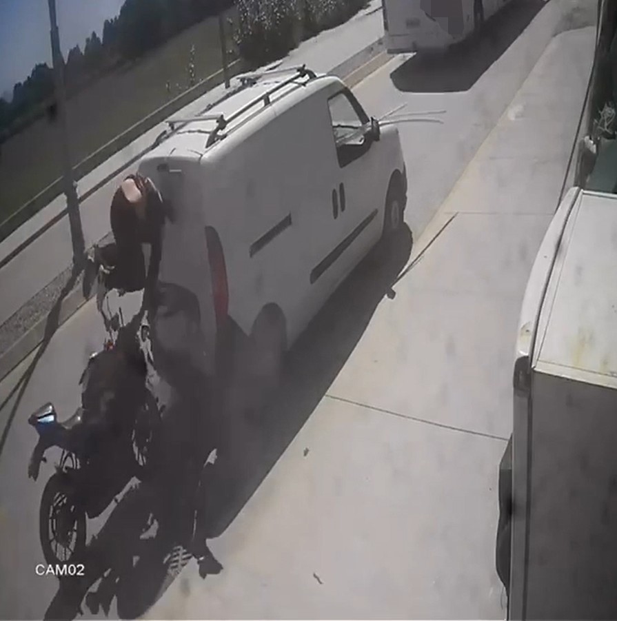 Dat&ccedil;a&rsquo;da park halindeki araca &ccedil;arpan motosiklet s&uuml;r&uuml;c&uuml;s&uuml; yaralandı
