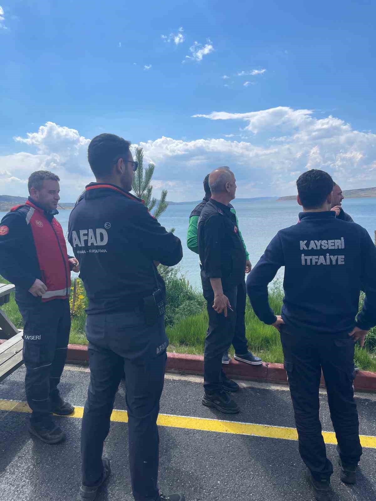 Barajda s&ouml;rfleri alabora olan 2 kişi kurtarıldı
