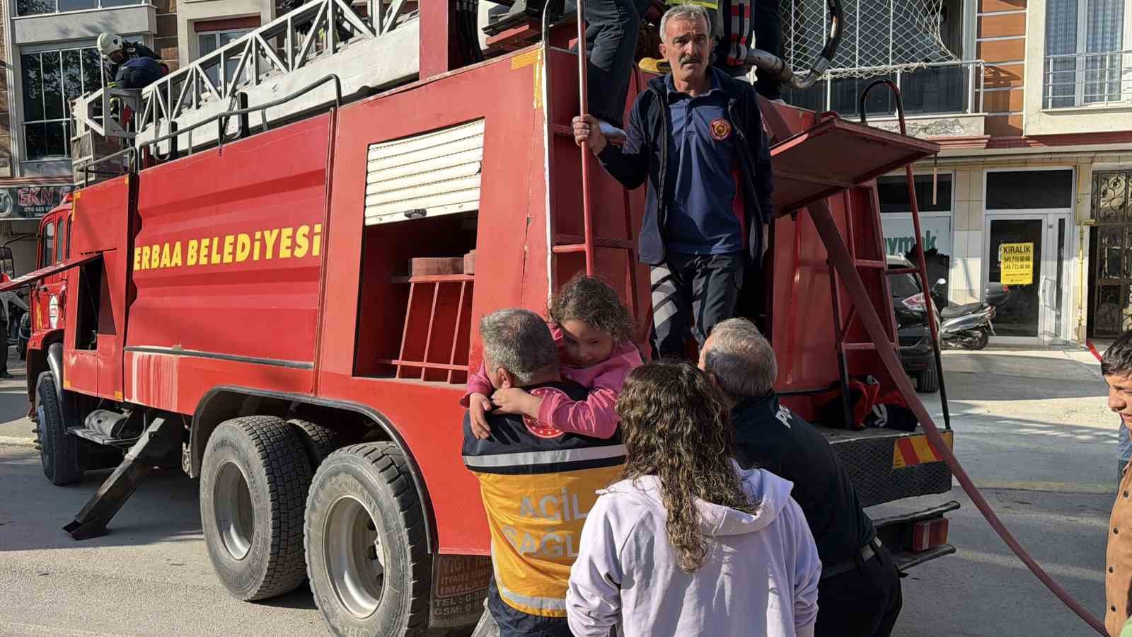 Tokat&rsquo;ta apartman dairesinde yangın: Dumandan etkilenen anne ve &ccedil;ocukları balkondan tahliye edildi
