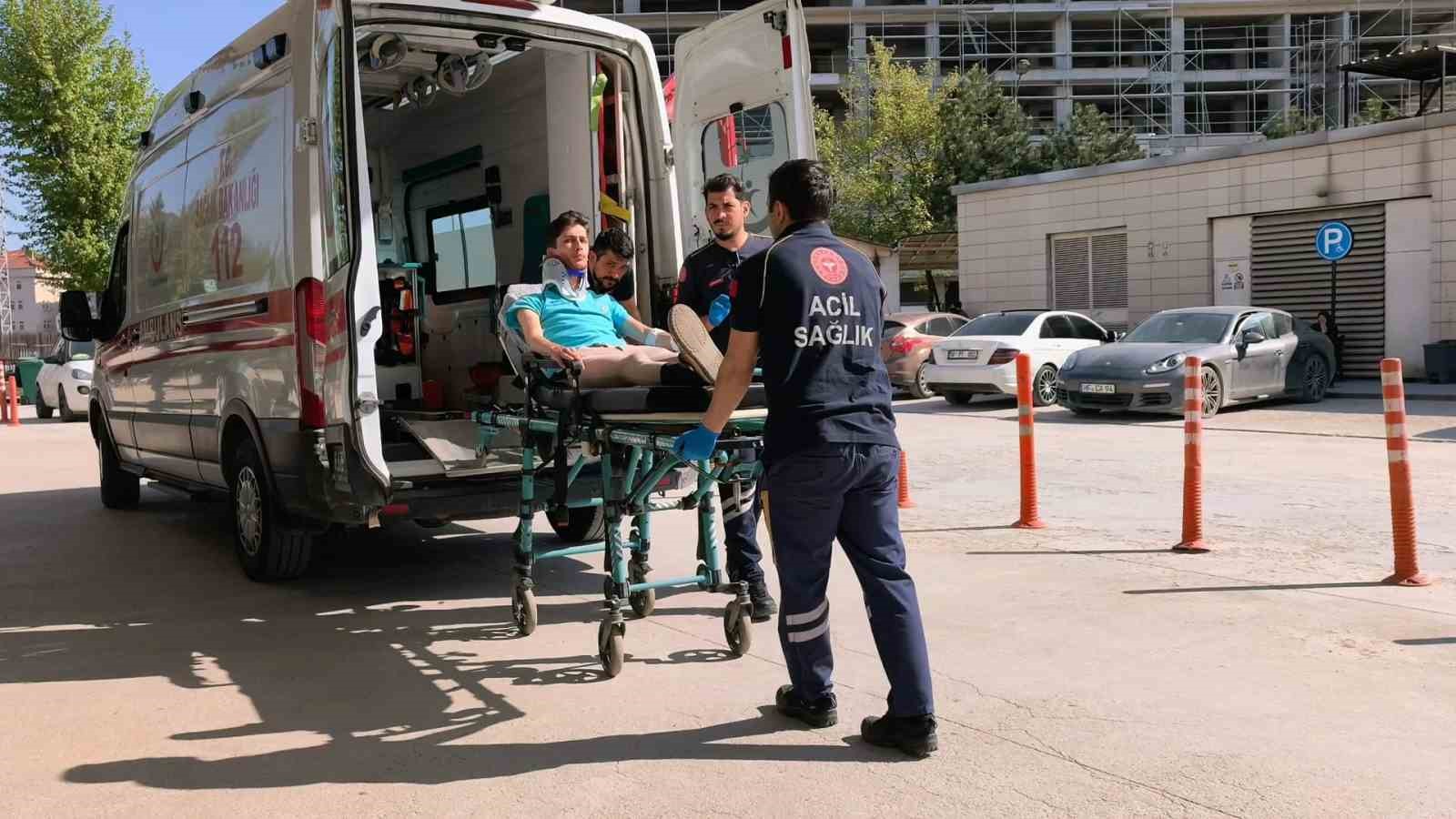 İneg&ouml;l&rsquo;de otomobil iş makinasına &ccedil;arptı: 1 yaralı

