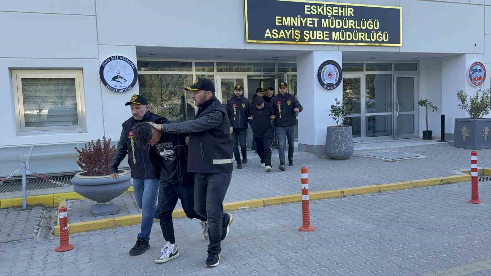 Eskişehir&rsquo;de 1 kişinin &ouml;ld&uuml;ğ&uuml; bı&ccedil;aklı kavgayla ilgili 3 ş&uuml;pheli tutuklandı
