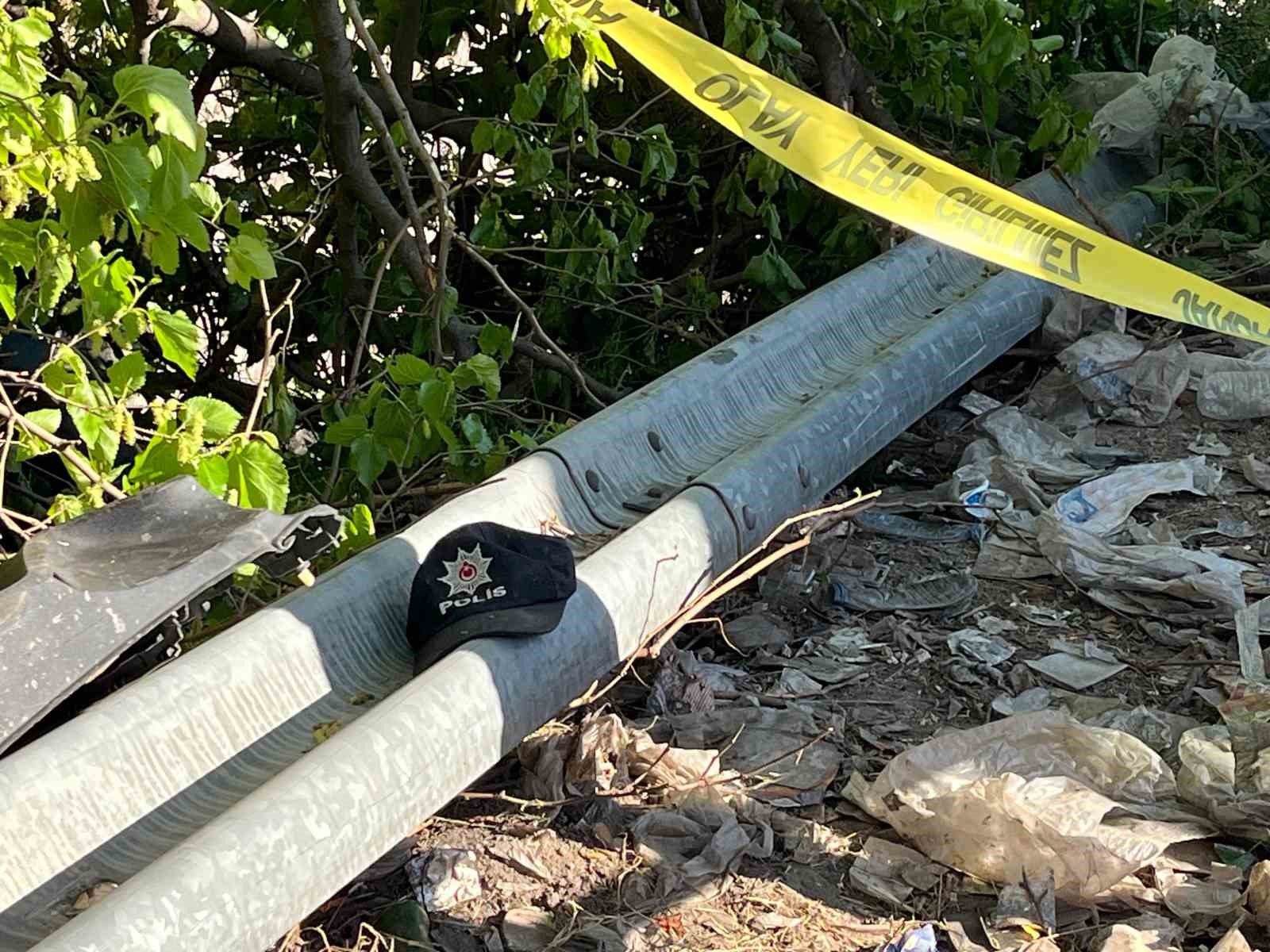 İzmir&rsquo;de freni boşalan tır 10 araca &ccedil;arptı: 1&rsquo;i polis 3 kişi hayatını kaybetti, 5 kişi yaralandı
