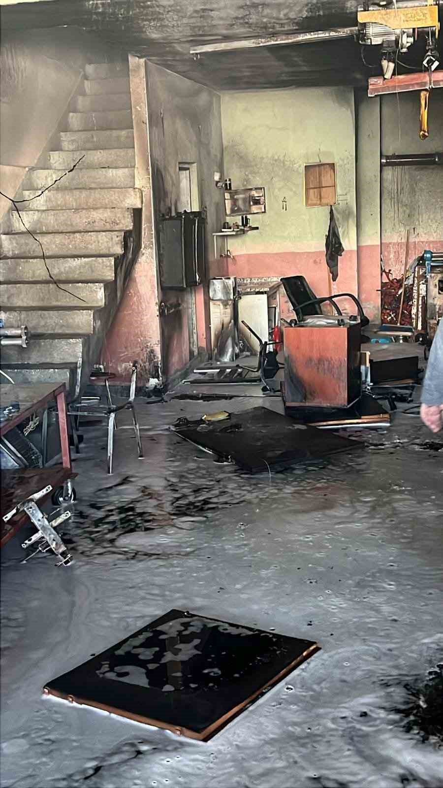 Kelkit&rsquo;te sobaya d&ouml;k&uuml;len tiner parladı: 1 kişi ağır yaralandı
