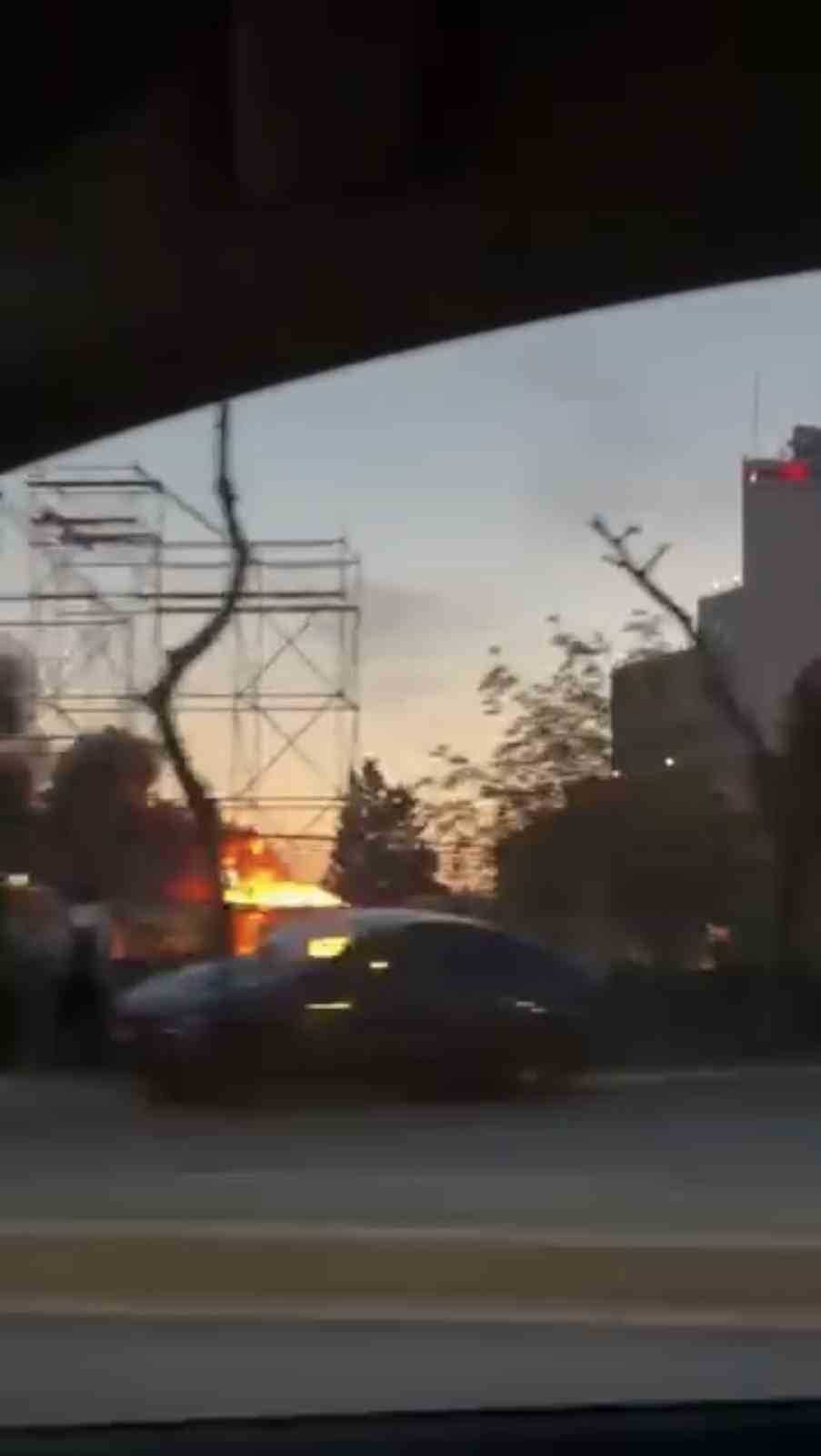 Otelin bah&ccedil;esinde park halindeki karavan alev alev yandı
