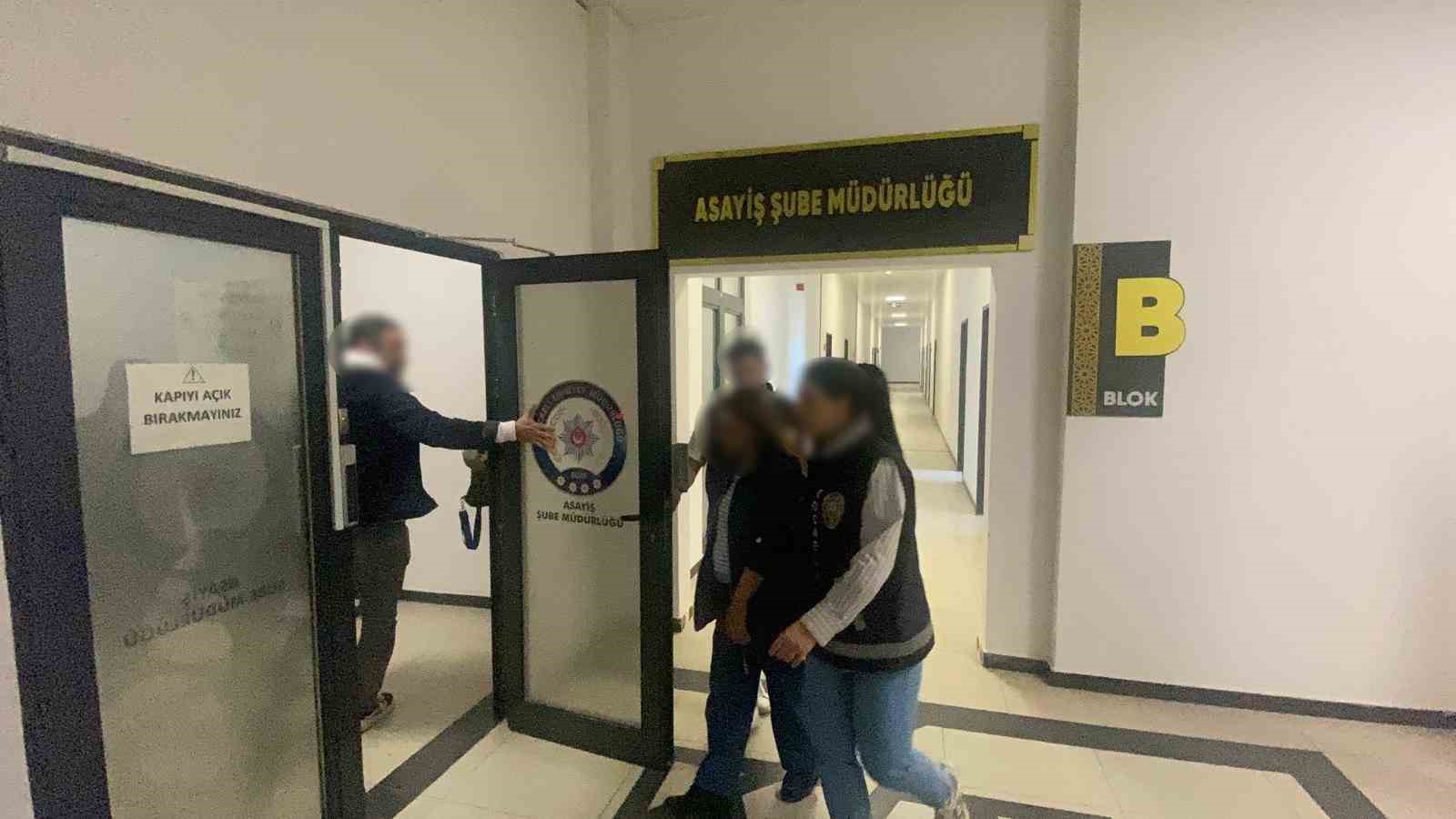 Evden ziynet eşyası ve nakit para &ccedil;alan kadın yakalandı
