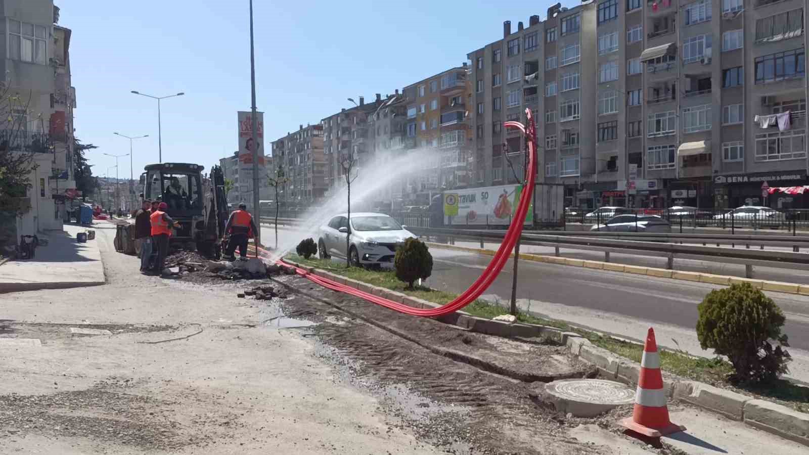 Kazı yaparken su borusu patladı, tazyikli su caddeyi esir aldı